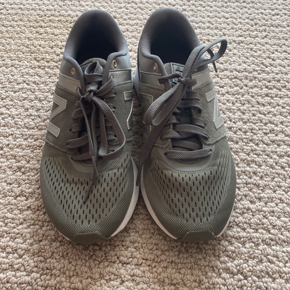 New Balance Shoes (10) - Picture 2 of 7